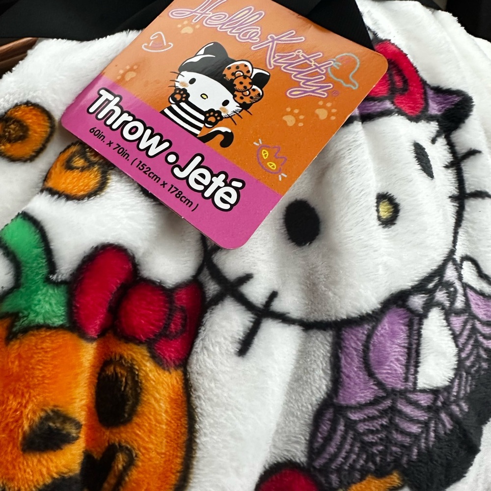 VHTF NWT QUEEN SIZED HELLO KITTY HALLOWEEN BLANKET 90x90